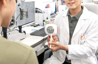 환자에게 검사와 치료 과정을 설명하는 의료진