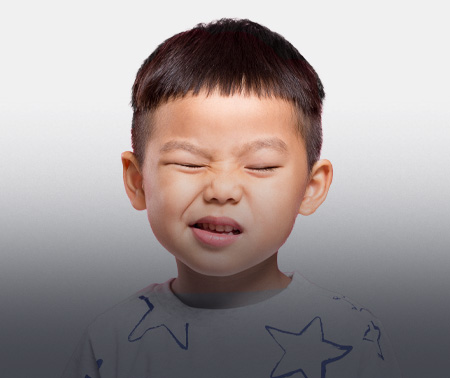 눈을 자주 찡그립니다.